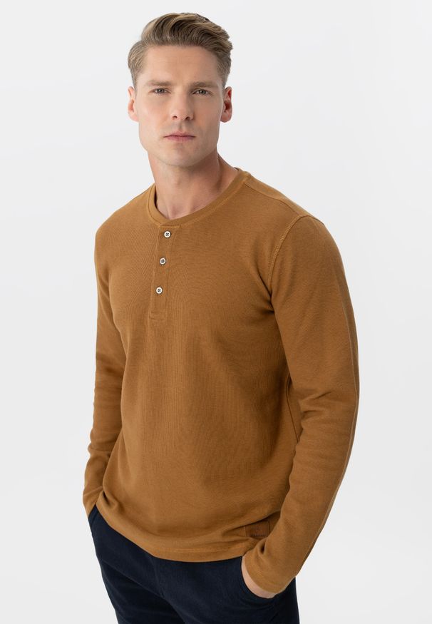 Volcano - Beżowy longsleeve L-AZUX. Kolor: beżowy. Materiał: bawełna, materiał, włókno, dzianina, jeans. Długość rękawa: długi rękaw. Długość: długie. Sezon: zima, jesień. Styl: klasyczny