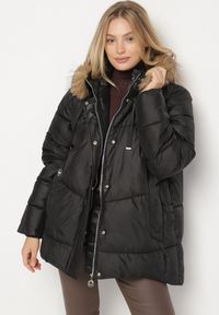Born2be - Czarna Kurtka z Pikowanymi Przeszyciami i Kapturem z Futerkiem Anavite. Okazja: na co dzień, na spacer. Kolekcja: plus size. Kolor: czarny. Materiał: futro. Styl: casual
