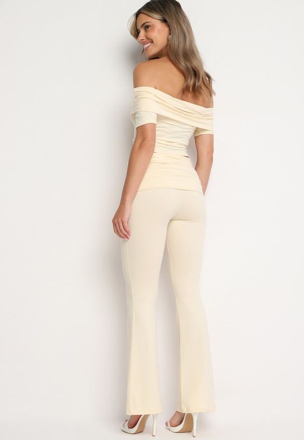 Born2be - Beżowy Komplet Spodnie Dzwony Góra z Krótkim Rękawem i Dekoltem Hiszpanką Titanea. Kolor: beżowy