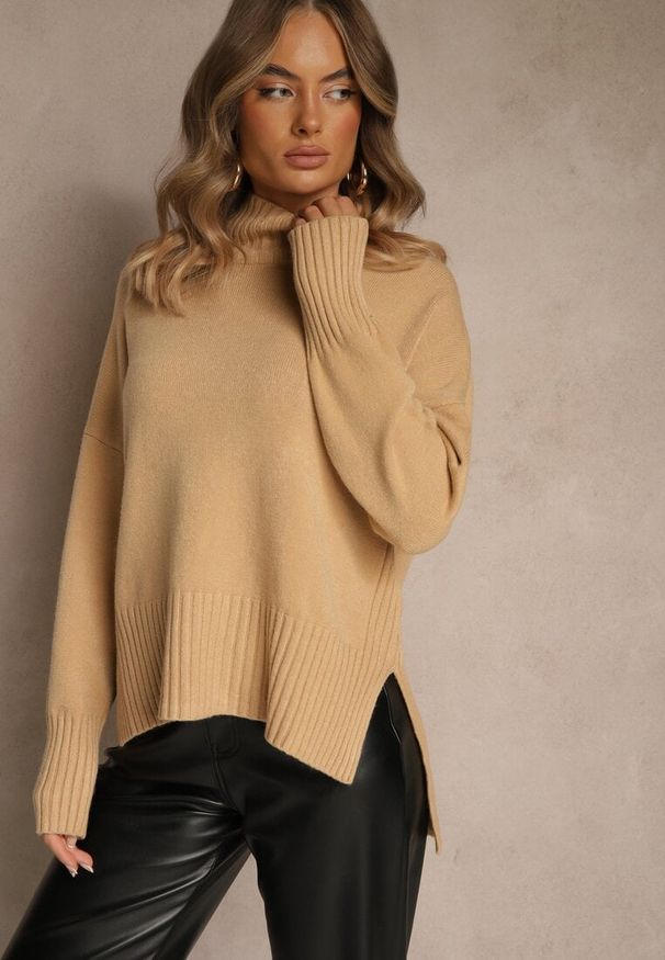 Renee - Beżowy Gładki Golf Casual Ralloria. Okazja: na co dzień. Typ kołnierza: golf. Kolor: beżowy. Materiał: jeans, prążkowany. Długość rękawa: długi rękaw. Długość: długie. Wzór: gładki. Styl: casual