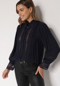 Born2be - Granatowa Koszula ze Stójką i Koronką Argochis. Typ kołnierza: kołnierzyk stójkowy. Kolor: niebieski. Materiał: koronka. Wzór: koronka #1