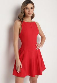 Born2be - Czerwona Rozkloszowana Sukienka Ozdobiona Przeszyciami Kinetela. Okazja: na imprezę, na co dzień. Kolor: czerwony. Materiał: skóra. Wzór: aplikacja. Styl: casual, elegancki