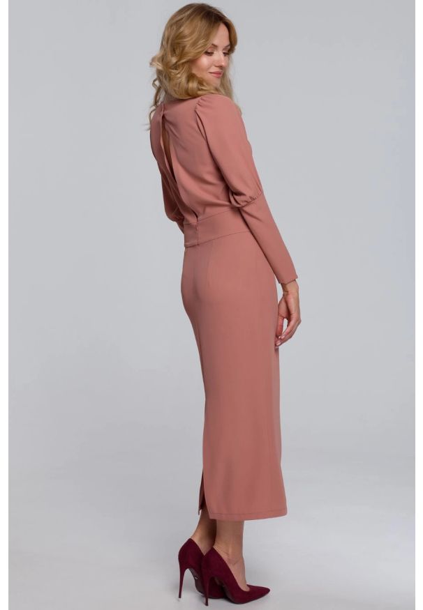 Sukienki.shop - Elegancka sukienka z odkrytymi plecami i rozcięciem pudrowa. Okazja: na imprezę. Typ sukienki: ołówkowe. Styl: elegancki