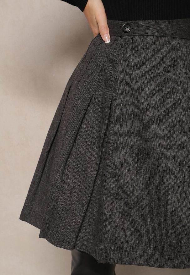 Renee - Szara Rozkloszowana Spódnica Preppy z Plisami Enavirra. Okazja: na co dzień, na imprezę, na spacer. Kolor: szary. Materiał: jedwab. Styl: klasyczny, casual