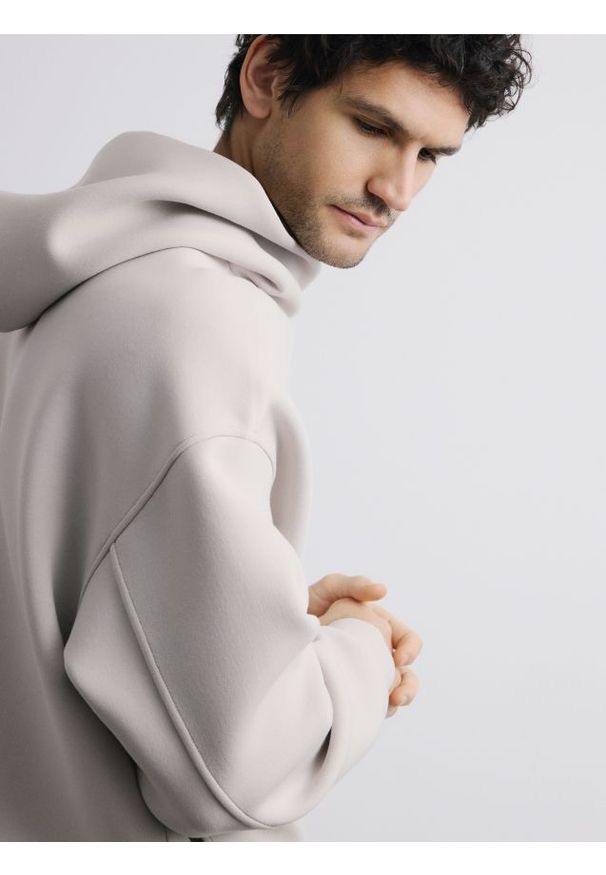 Reserved - Gładka bluza z kapturem - beżowy. Typ kołnierza: kaptur. Kolor: beżowy. Materiał: bawełna, dzianina. Wzór: gładki