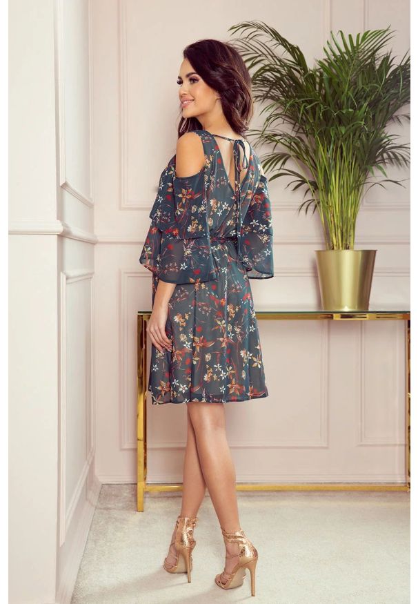 Numoco - Zwiewna sukienka szyfonowa w kwiaty z wycięciami zielona. Okazja: na imprezę, na randkę. Kolor: zielony. Materiał: szyfon. Wzór: kwiaty. Sezon: wiosna, lato. Styl: wizytowy