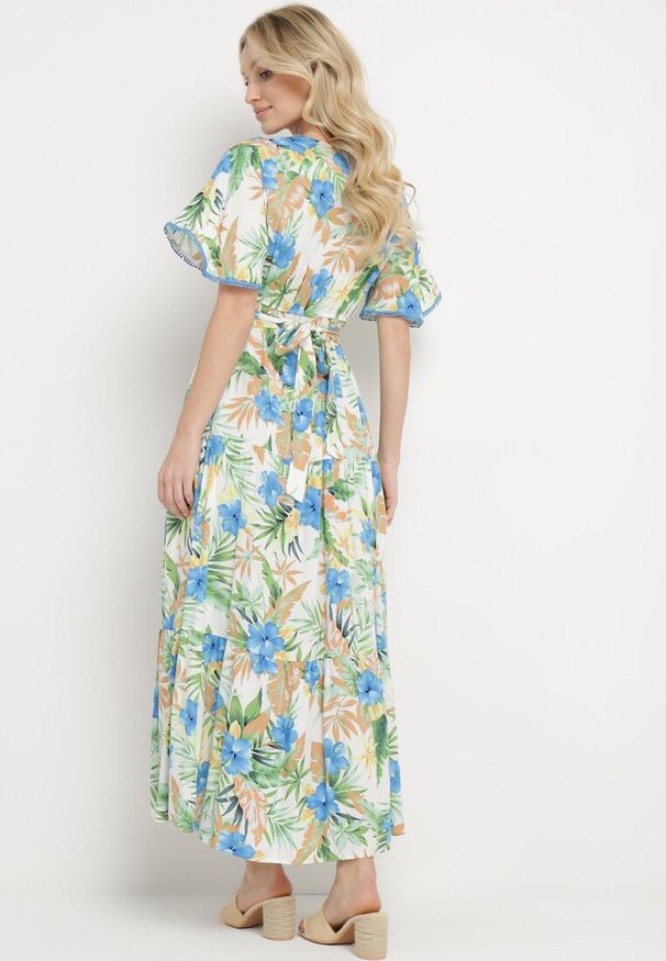 Born2be - Biało-Niebieska Sukienka w Kolorowe Kwiaty z Kopertowym Dekoltem i Wiązanym Paskiem Thaliorra. Kolor: biały. Wzór: kolorowy, kwiaty. Typ sukienki: kopertowe