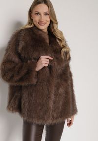 Born2be - Brązowa Kurtka Futerko o Dwurzędowym Kroju Oversize Nevisa. Okazja: na spotkanie biznesowe, do pracy. Kolor: brązowy. Materiał: futro. Sezon: zima, jesień. Styl: biznesowy #5