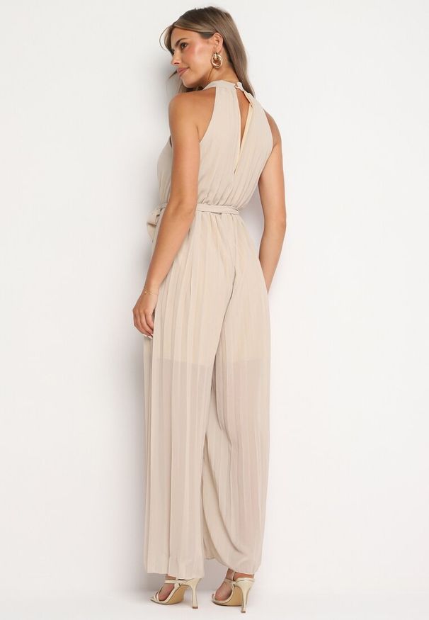 Born2be - Beżowy Taliowany Kombinezon z Dekoltem Typu Halter z Gumką w Pasie i Materiałowym Paskiem Xolefia. Okazja: na imprezę, na co dzień. Kolor: beżowy. Materiał: materiał. Styl: elegancki, casual