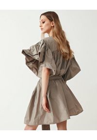 MMC STUDIO - Beżowa sukienka mini Mo. Kolor: beżowy. Materiał: tkanina. Typ sukienki: rozkloszowane. Długość: mini #5