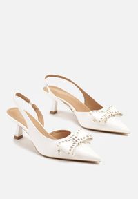 Renee - Białe Sandały Slingback na Kaczuszce Zdobione Kokardą z Nitami Rizonna. Okazja: na co dzień. Kolor: biały. Wzór: aplikacja. Obcas: na szpilce. Styl: casual, klasyczny, elegancki. Wysokość obcasa: średni #6