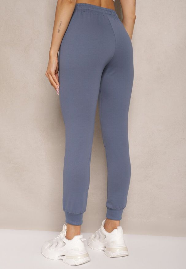 Renee - Niebieskie Spodnie Dresowe z Bawełny o Kroju Jogger High Waist Cherisa. Okazja: na co dzień. Stan: podwyższony. Kolor: niebieski. Materiał: bawełna, dresówka. Styl: elegancki, casual