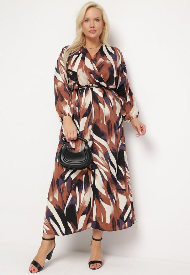 Born2be - Brązowa Rozkloszowana Sukienka z Gumką w Pasie Merlina. Kolor: brązowy. Materiał: materiał. Typ sukienki: kopertowe. Długość: maxi