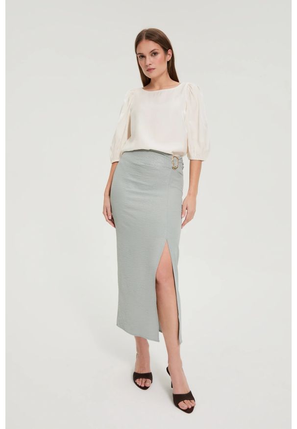 MOODO - Spódnica z rozcięciem oliwkowa. Kolor: oliwkowy. Materiał: poliester