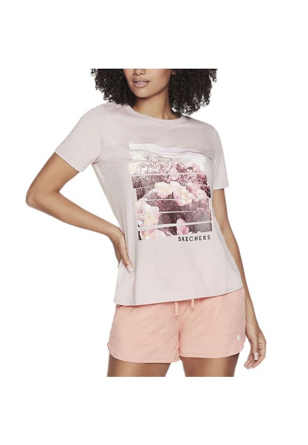 skechers - Koszulka Skechers Dreams Escape WTS398LPK - różowa. Kolor: różowy. Materiał: poliester, materiał, bawełna. Długość rękawa: krótki rękaw. Długość: krótkie. Wzór: aplikacja, nadruk