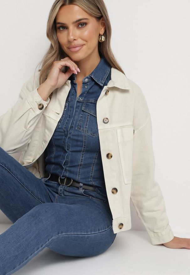 Born2be - Jasnobeżowa Kurtka Jeansowa z Bawełny Ozdobiona Guzikami Navirebi. Okazja: na co dzień. Kolor: beżowy. Materiał: jeans, bawełna. Wzór: aplikacja. Styl: klasyczny, elegancki, casual