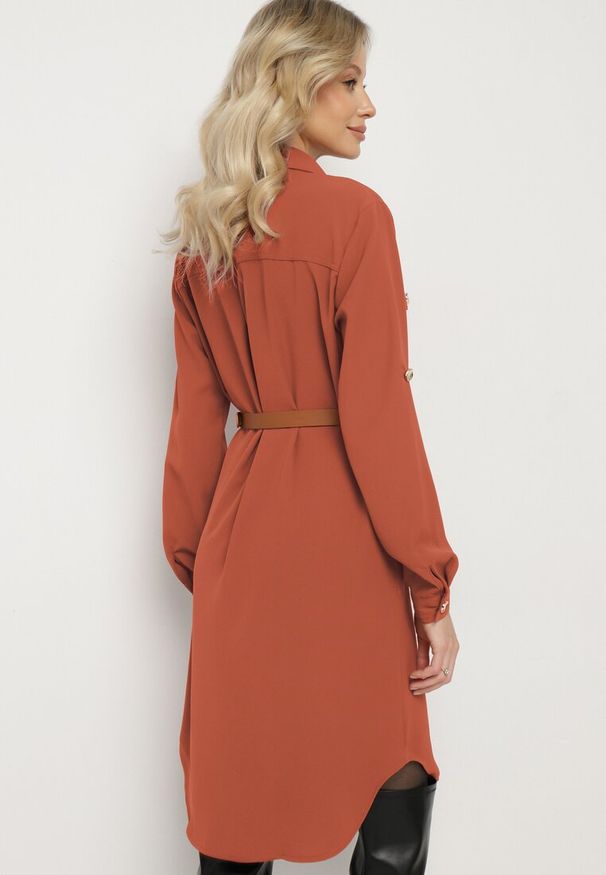 Born2be - Brązowa Sukienka Koszulowa z Regulowanymi Rękawami i Paskiem w Talii Esarivia. Okazja: na co dzień, na spotkanie biznesowe. Kolor: brązowy. Typ sukienki: koszulowe. Styl: wizytowy, biznesowy, casual