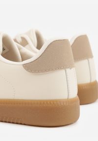 Born2be - Ciemnobeżowe Sneakersy Tenisówki z Ozdobnymi Paskami Danavin. Okazja: na co dzień. Zapięcie: pasek. Kolor: beżowy. Materiał: jeans. Wzór: paski. Obcas: na obcasie. Wysokość obcasa: niski #4