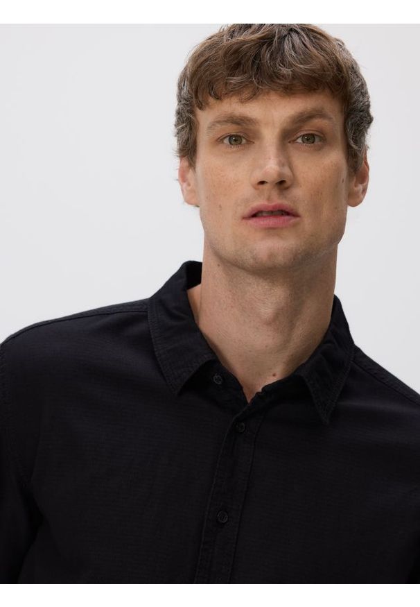 Reserved - Jeansowa koszula regular fit - czarny. Kolor: czarny. Materiał: jeans