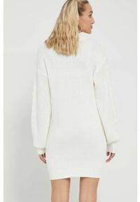 Hollister Co. sukienka kolor biały mini prosta. Okazja: na co dzień. Typ kołnierza: golf. Kolor: biały. Typ sukienki: proste. Styl: casual. Długość: mini #4