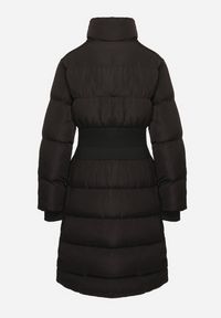 Born2be - Czarna Kurtka Pikowana o Taliowanym Kroju z Szeroką Gumką w Pasie i Stójką Hedilaine. Okazja: na co dzień. Typ kołnierza: kołnierzyk stójkowy. Kolor: czarny. Materiał: materiał, jeans. Długość rękawa: długi rękaw. Długość: długie. Styl: casual, elegancki #6