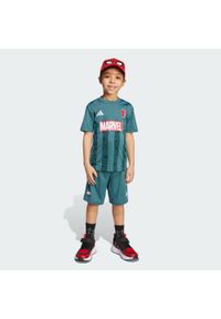 Adidas - Zestaw Marvel Spider-Man Tee Set Kids. Okazja: na uczelnię. Kolor: niebieski, wielokolorowy, biały. Materiał: dresówka. Wzór: motyw z bajki. Styl: sportowy #1