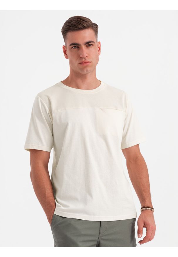 Ombre Clothing - Męski t-shirt z kieszonką LOOSE FIT – biały V8 - Rozmiar: S. Okazja: na co dzień. Kolor: biały. Materiał: bawełna, prążkowany. Wzór: aplikacja. Styl: casual, klasyczny