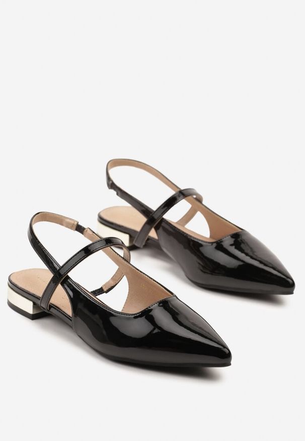 Renee - Czarne Sandały Vices Typu Slingback ze Skórzaną Wkładką i Metaliczną Ozdobą Milozi. Okazja: na co dzień. Zapięcie: sprzączka. Kolor: czarny. Materiał: skóra. Wzór: aplikacja. Sezon: lato. Styl: klasyczny, elegancki, casual