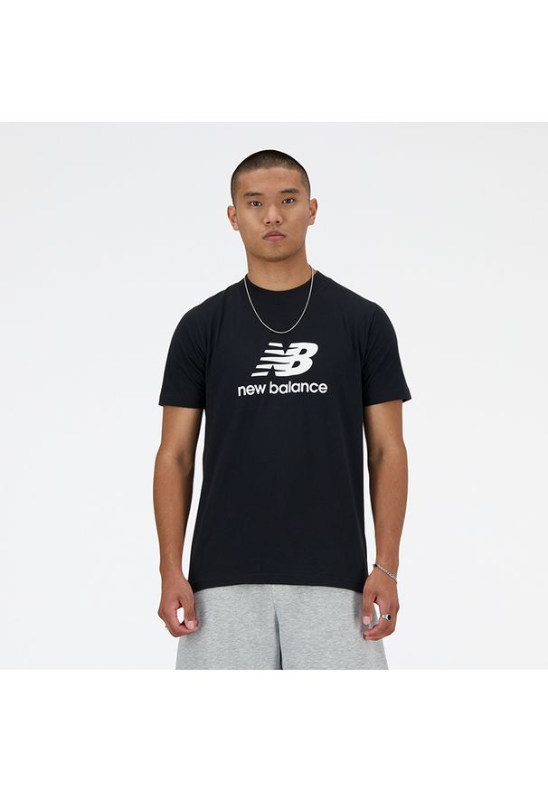 Koszulka męska New Balance MT41905BK – czarna. Kolor: czarny. Materiał: bawełna, dresówka. Długość rękawa: krótki rękaw. Długość: krótkie. Wzór: napisy