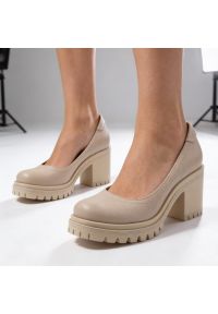 Półbuty damskie Armodo, cholewka ze skóry naturalnej o gładkim wykończeniu, klasyczna linia z zaokrąglonym noskiem, stabilny obcas osadzony na grubej. Okazja: na co dzień. Kolor: beżowy. Materiał: skóra. Szerokość cholewki: normalna. Wzór: gładki. Obcas: na obcasie. Styl: klasyczny. Wysokość obcasa: średni #5