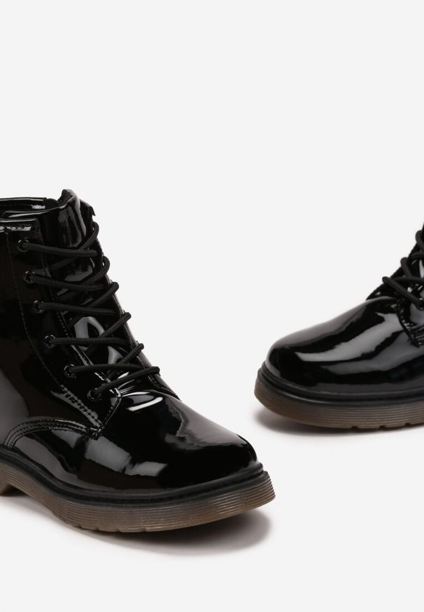 Born2be - Czarne Lakierowane Botki z Ozdobnym Sznurowaniem Astridra. Okazja: na co dzień. Kolor: czarny. Materiał: lakier. Styl: casual, elegancki