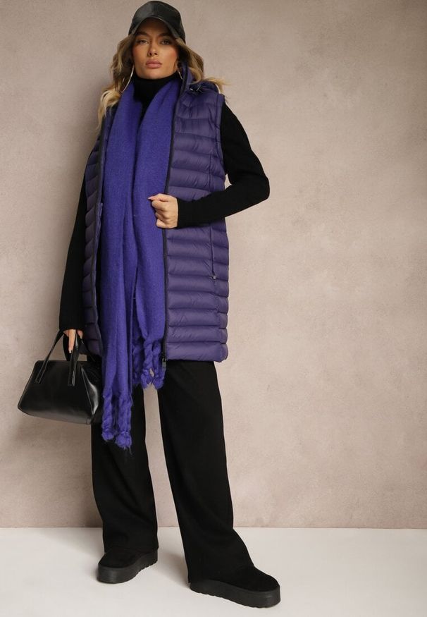 Renee - Ciemnofioletowa Długa Kamizelka z Kapturem i Ozdobnym Pikowaniem Vitiena. Okazja: na co dzień. Typ kołnierza: kaptur. Kolor: fioletowy. Materiał: satyna, jeans. Długość: długie. Styl: wizytowy, casual, elegancki