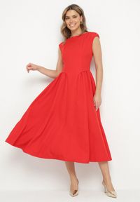 Born2be - Czerwona Sukienka o Rozkloszowanym Kroju z Wiązaniem i Dekoltem w Łódkę Aladriela. Okazja: na co dzień. Typ kołnierza: dekolt w łódkę. Kolor: czerwony. Długość rękawa: krótki rękaw. Sezon: wiosna, lato. Styl: casual, klasyczny #7