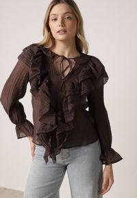 Born2be - Brązowa Bluzka z Lyocellem Ozdobiona Falbanami i Wiązaniem Esathra. Okazja: na co dzień. Kolor: brązowy. Materiał: jeans. Wzór: aplikacja. Styl: casual, elegancki #1