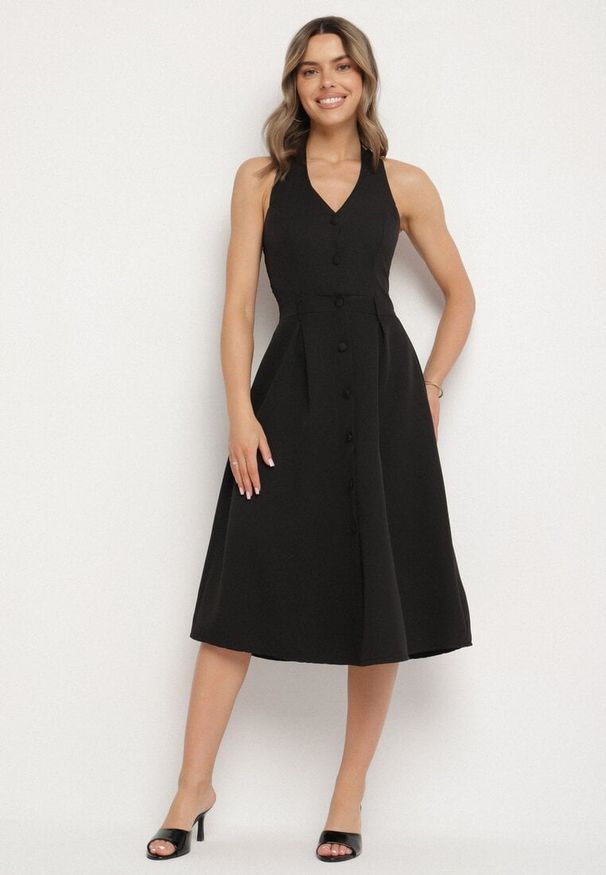 Born2be - Czarna Sukienka na Szyję z Ozdobnymi Guzikami Folorea. Kolor: czarny