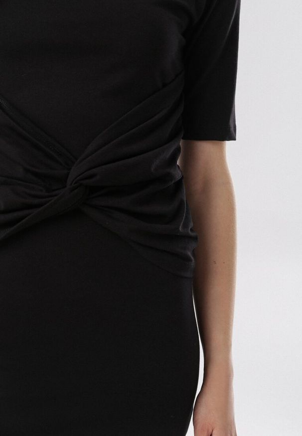 Born2be - Czarna Sukienka Diothise. Kolor: czarny. Materiał: dzianina. Wzór: aplikacja, gładki. Styl: klasyczny. Długość: mini
