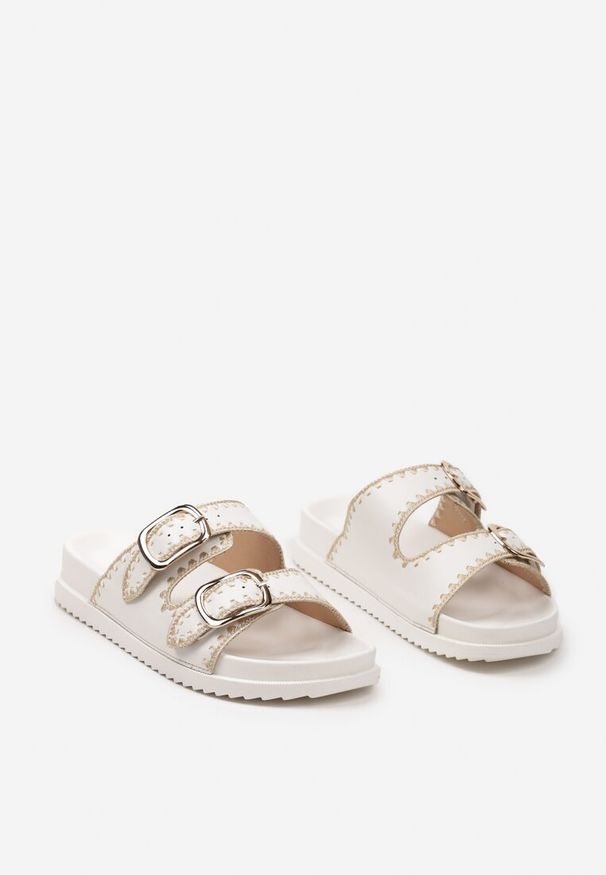 Born2be - Białe Klapki na Grubszej Podeszwie Zapinane na Sprzączki Dresemia. Okazja: na co dzień. Nosek buta: otwarty. Kolor: biały. Materiał: jeans. Wzór: aplikacja. Sezon: lato. Styl: elegancki, casual