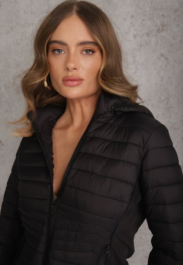 Renee - Czarna Przejściowa Kurtka z Pikowaniem Elastycznymi Wstawkami i Kapturem Fezilina. Okazja: na co dzień. Kolor: czarny. Materiał: jeans, nylon. Styl: casual, sportowy