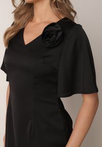 Born2be - Czarna Koktajlowa Sukienka VICES ze Zwiewnymi Rękawami i Kwiatową Aplikacją 3D Talilia. Okazja: na wesele, na ślub cywilny, na imprezę. Kolor: czarny. Wzór: aplikacja, kwiaty. Styl: wizytowy #2