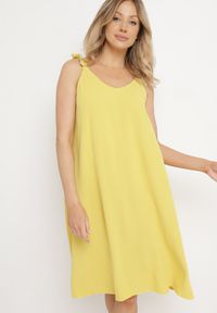 Born2be - Żółta Midi Sukienka na Wiązanych Ramiączkach o Trapezowym Fasonie Urttica. Kolor: żółty. Długość rękawa: na ramiączkach. Typ sukienki: trapezowe. Długość: midi #1