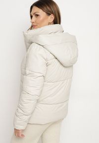 Born2be - Jasnobeżowa Pikowana Kurtka o Prostym Kroju z Kapturem i Kieszeniami Leolea. Okazja: na spacer, na co dzień. Typ kołnierza: kaptur. Kolor: beżowy. Materiał: jeans. Sezon: zima. Styl: casual #6