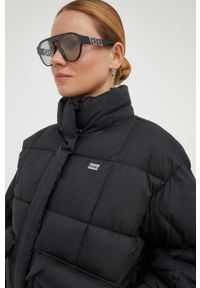 Levi's® - Levi's kurtka damska kolor czarny zimowa oversize. Okazja: na spotkanie biznesowe. Kolor: czarny. Materiał: puch. Długość: krótkie. Sezon: zima. Styl: biznesowy #5