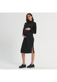 Sinsay - Sukienka midi ze stójką MAMA - Czarny. Typ kołnierza: kołnierzyk stójkowy. Kolor: czarny. Długość: midi #1