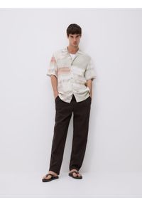 Reserved - Spodnie jogger z lnem - brązowy. Kolor: brązowy. Materiał: len #1