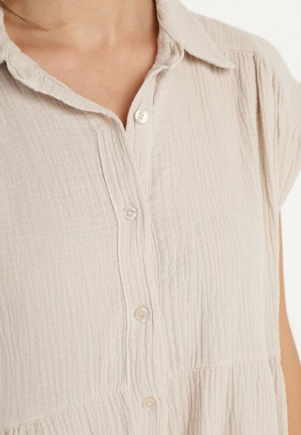 Born2be - Beżowa Koszula Ozdobiona Falbanką Novelissa. Okazja: na co dzień. Typ kołnierza: kołnierzyk klasyczny. Kolor: beżowy. Materiał: jeans. Długość rękawa: krótki rękaw. Długość: krótkie. Wzór: aplikacja. Styl: klasyczny, elegancki, casual