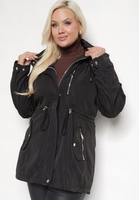 Born2be - Czarna Kurtka Parka z Kapturem i Kieszeniami Sinora. Okazja: na co dzień. Typ kołnierza: kaptur. Kolekcja: plus size. Kolor: czarny. Materiał: jeans. Styl: casual, elegancki #2