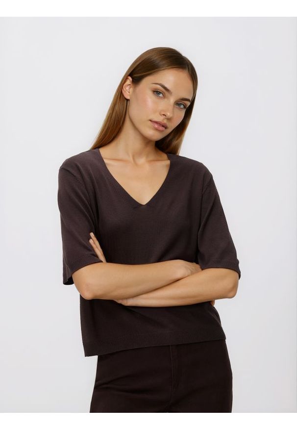 Reserved - Sweter z wiskozą - ciemnobrązowy. Kolor: brązowy. Materiał: wiskoza
