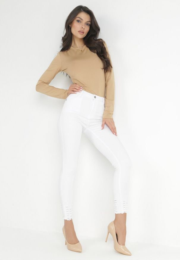 Born2be - Białe Jeansy Skinny z Postrzępioną Nogawką Chiteli. Kolor: biały