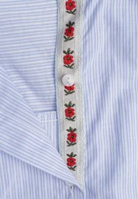 Renee - Niebieska Koszula z Bawełną Zdobiona Haftem i Stójką z Falbanką Linivia. Typ kołnierza: kołnierzyk stójkowy. Kolor: niebieski. Materiał: bawełna. Wzór: aplikacja, haft. Styl: boho #3