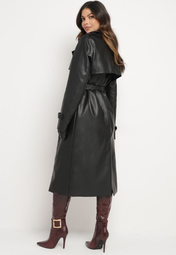 Born2be - Czarny Płaszcz w Stylu Trencza z Ekoskóry Paskiem w Talii i Ozdobnymi Klapami Sintesca. Okazja: na co dzień. Kolor: czarny. Materiał: jeans. Styl: elegancki, casual, klasyczny